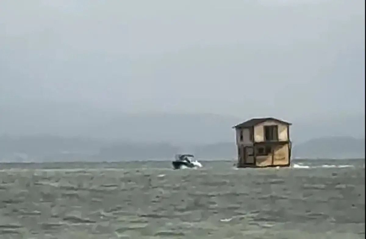 2 katlı evi tekneye bağlayıp nehir boyunca çektiler! - Görsel 2