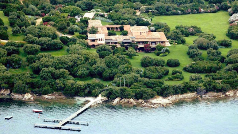 7 yüzme havuzu, 126 odası var! Ünlü villa dudak uçuklatan rakamla satışa çıktı - Görsel 1
