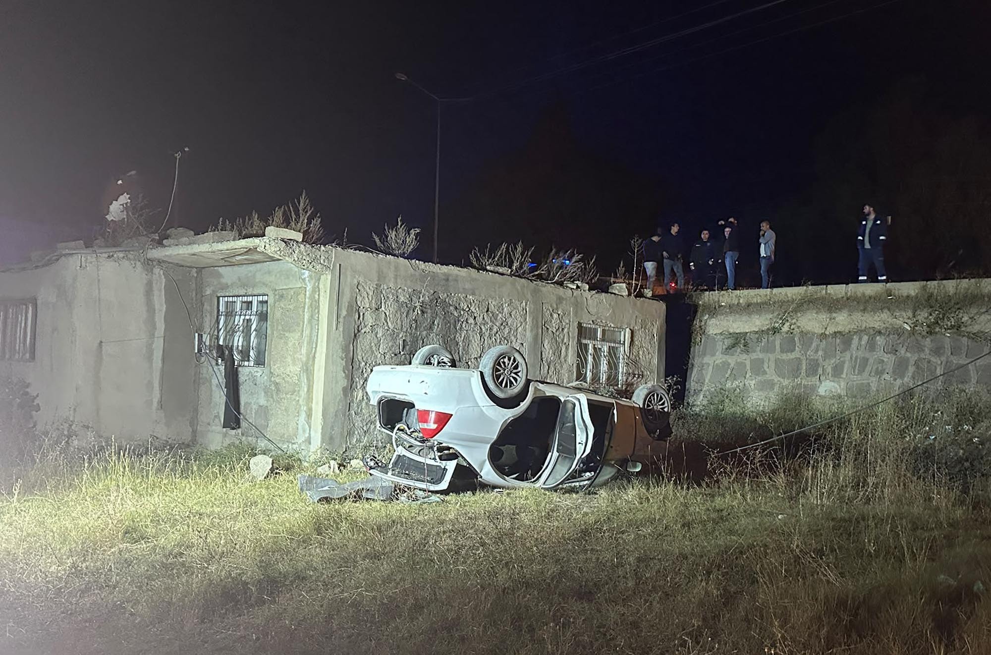 Ağrı’da otomobil çatı üzerinden şarampole devrildi: 1 yaralı - Görsel 2