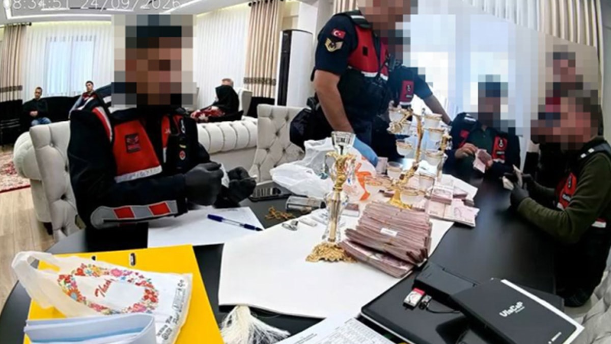 AKP'li eski belediye başkanının evindeki deste deste paraları jandarma saydı