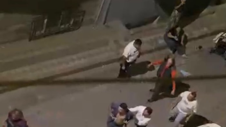 Akraba kavgası sokağa taştı! Kadına yumruk attı, bebek arabasını fırlattı - Görsel 1