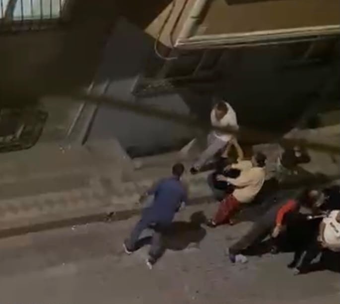 Akraba kavgası sokağa taştı! Kadına yumruk attı, bebek arabasını fırlattı - Görsel 3