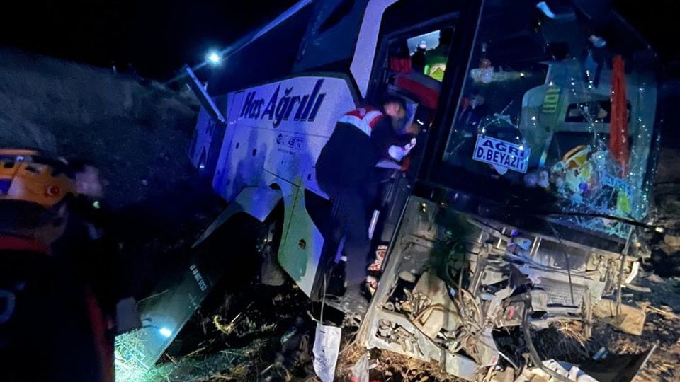 Amasya'da yolcu otobüsü devrildi: 24 yaralı - Görsel 2