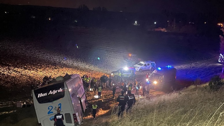 Amasya'da yolcu otobüsü devrildi: 24 yaralı - Görsel 1