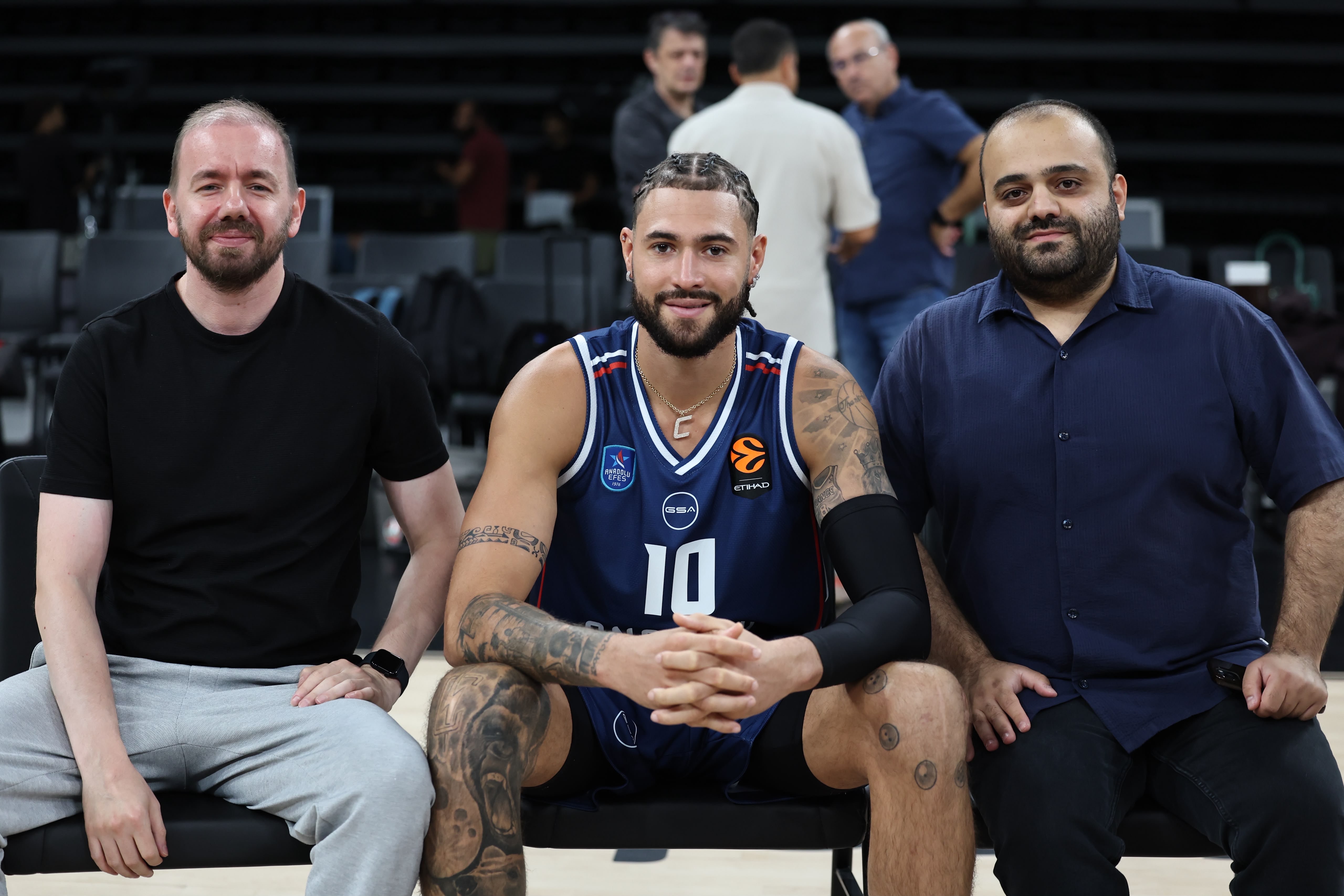 Anadolu Efes sezona iddialı giriyor! Lacivert-beyazlıların yıldızları Sözcü’ye konuştu - Görsel 2