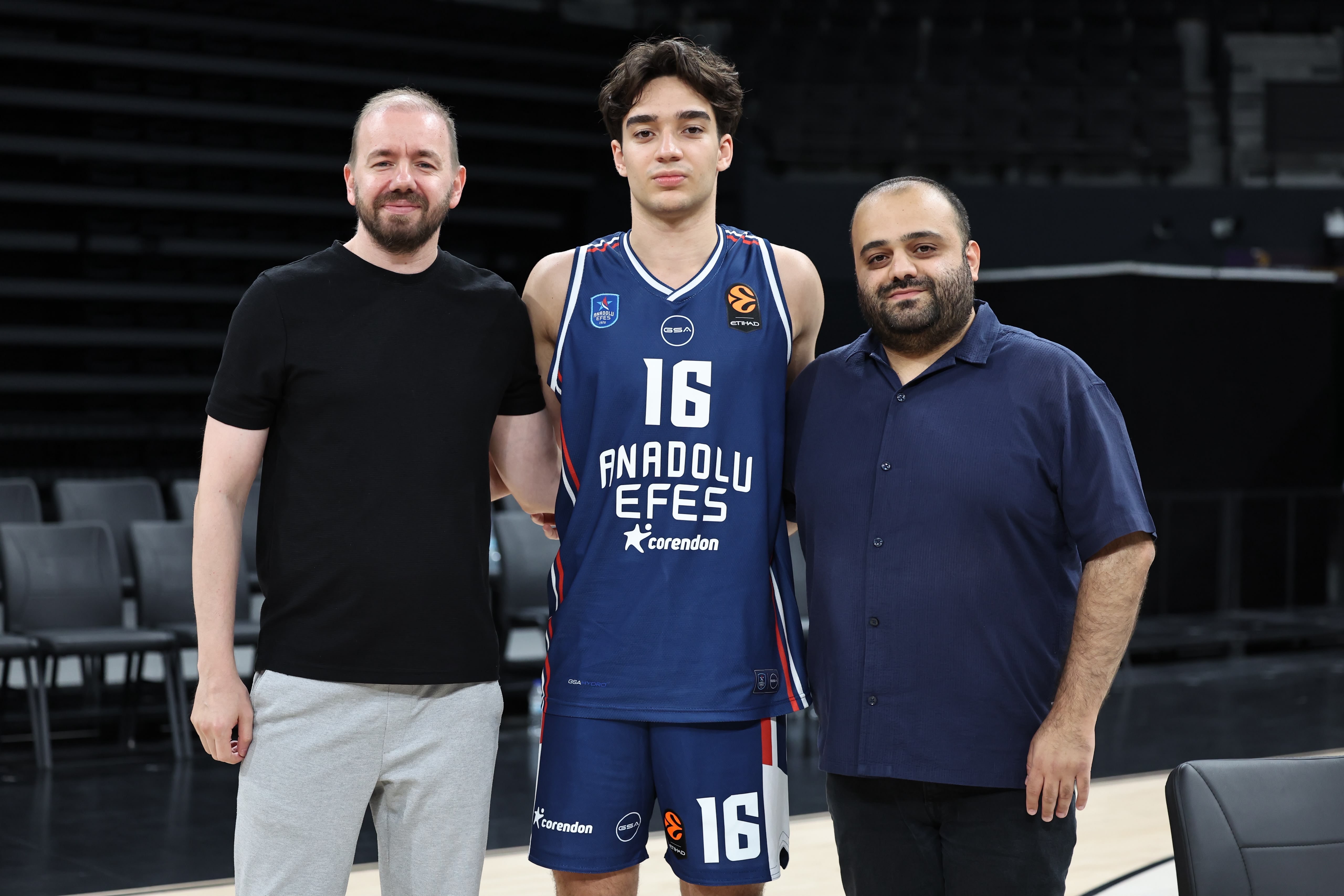Anadolu Efes sezona iddialı giriyor! Lacivert-beyazlıların yıldızları Sözcü’ye konuştu - Görsel 3