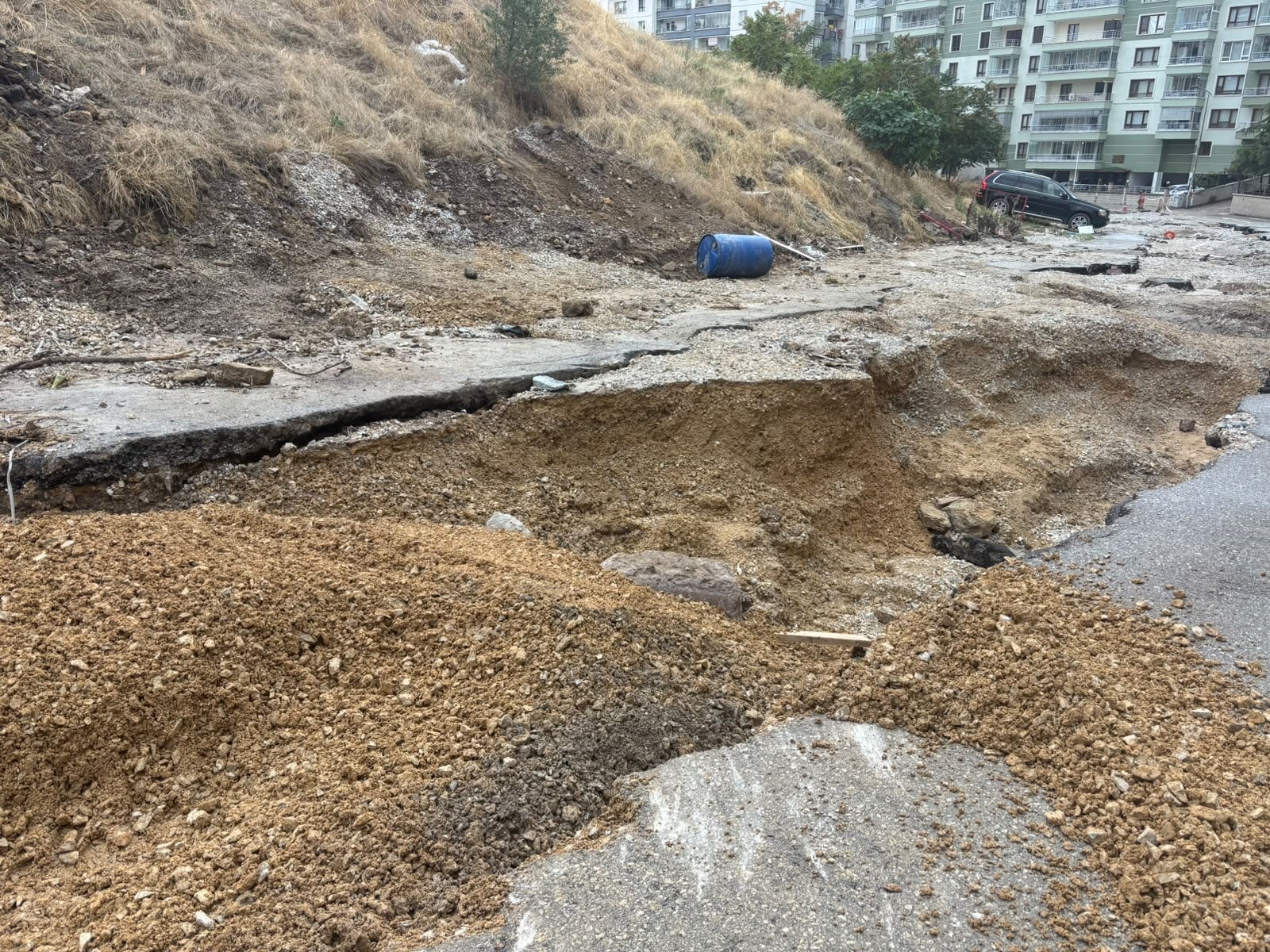 Ankara'da kabus! 20 araç çukura düştü - Görsel 1