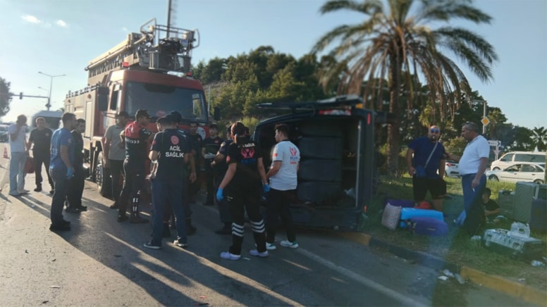 Antalya'da 3 aracın karıştığı kazada 16 kişi yaralandı - Görsel 1