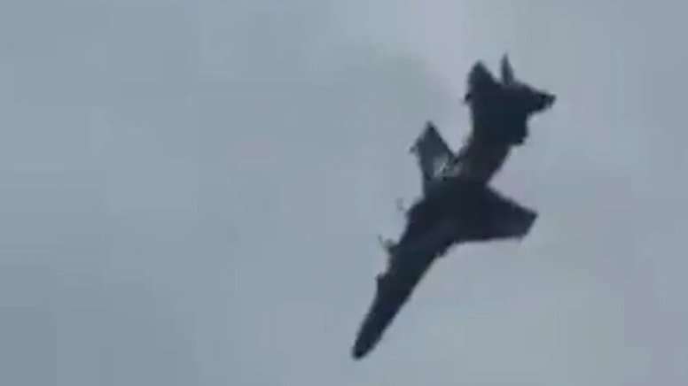 Askeri uçak havalandıktan saniyeler sonra düştü: İki pilot son anda kurtuldu - Görsel 1