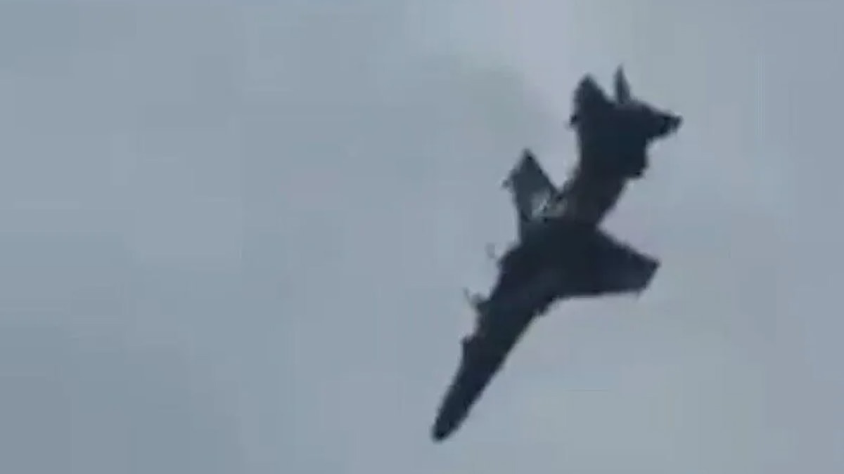 Askeri uçak havalandıktan saniyeler sonra düştü: İki pilot son anda kurtuldu