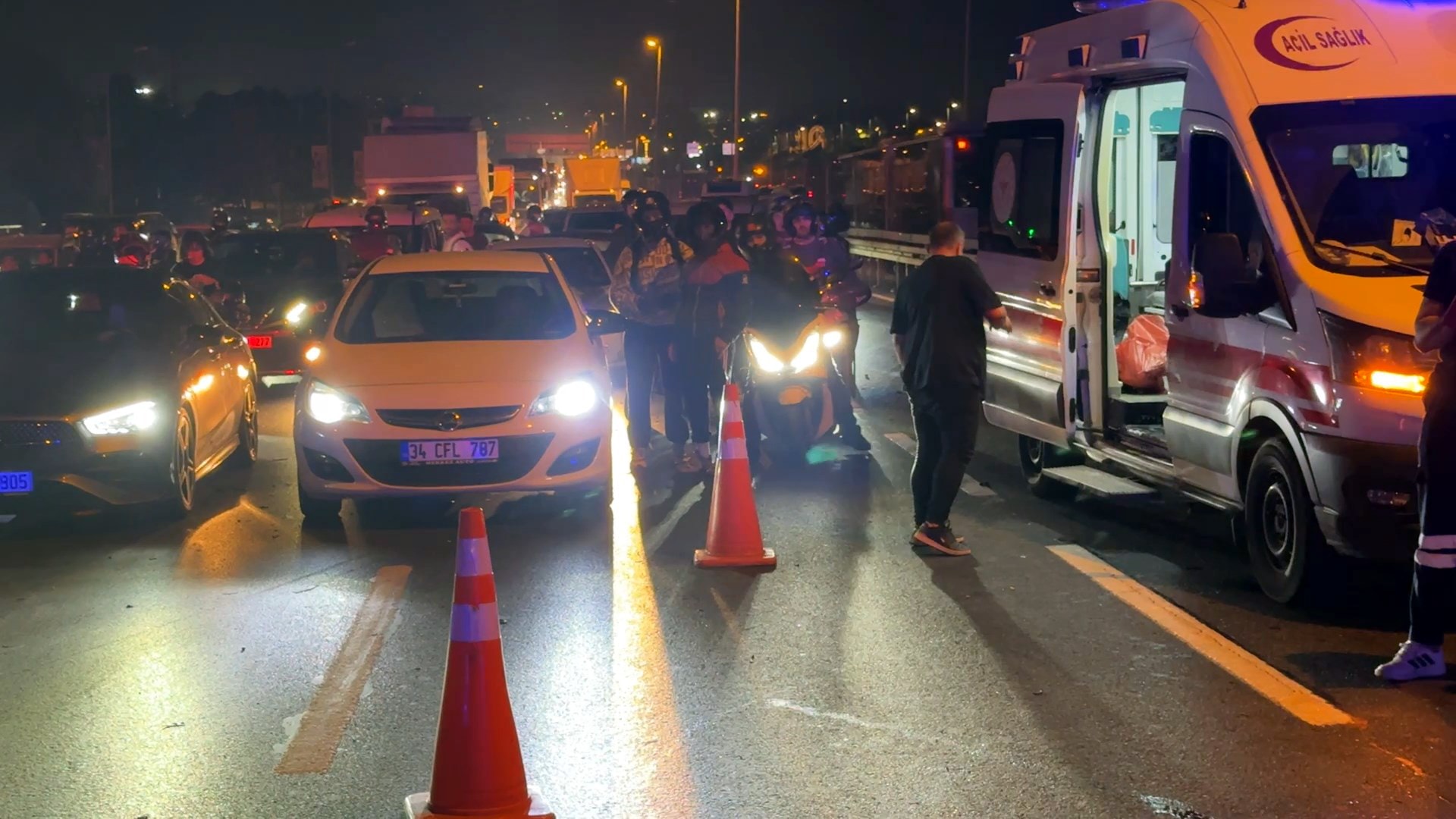 Avcılar’da iki otomobil çarpıştı: 2 kişi yaralandı - Görsel 2
