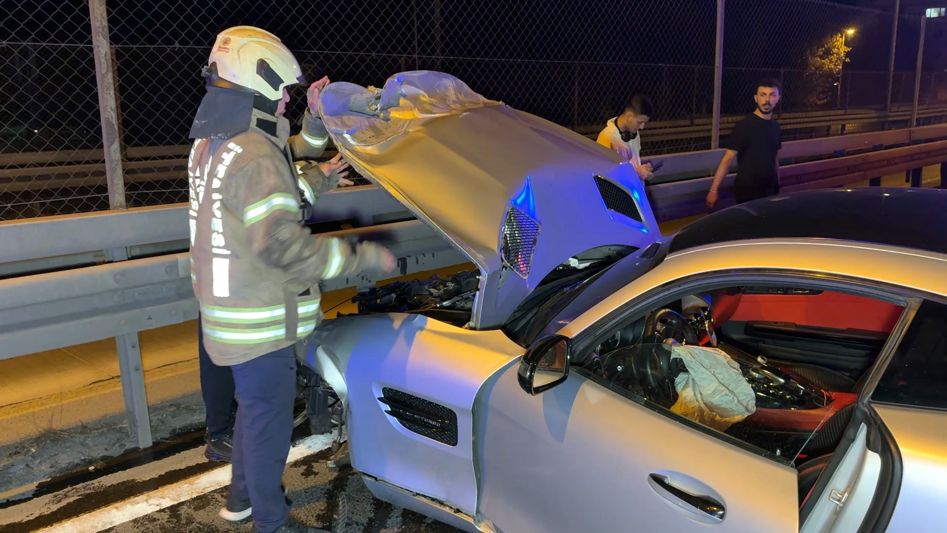 Avcılar’da iki otomobil çarpıştı: 2 kişi yaralandı - Görsel 4