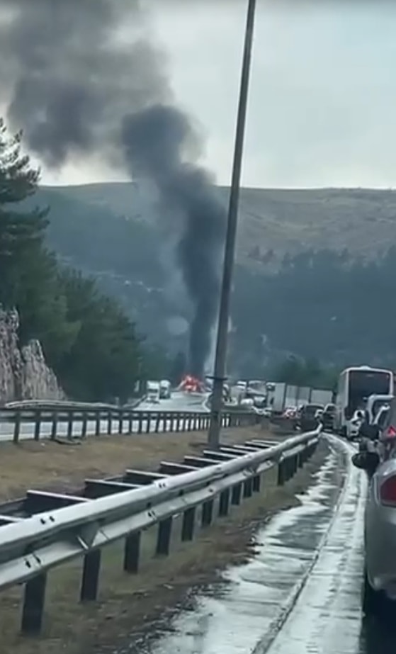 Başlık: Mersin’de araç yüklü TIR alevlere teslim oldu! Bariyerlere çarptıktan sonra yandı - Görsel 2
