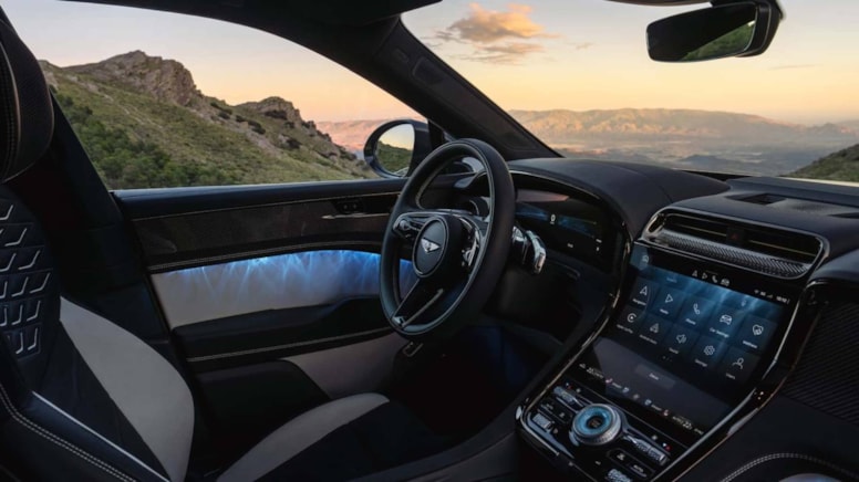 Bentley'nin ilk tam elektrikli SUV'si Torcal tanıtıldı: 888 beygirli S versiyonu 2.8 saniyede 100 km/h'e ulaşıyor - Görsel 1