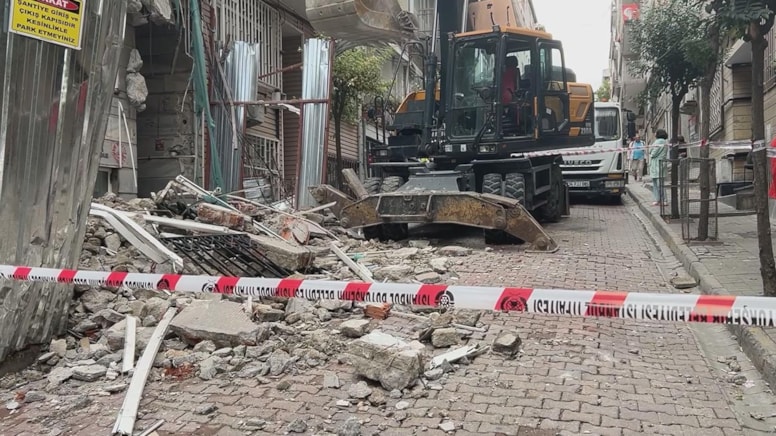 Beşiktaş’ta kentsel dönüşüm yıkımında korkutan an: Bitişik apartman tahliye edildi - Görsel 1