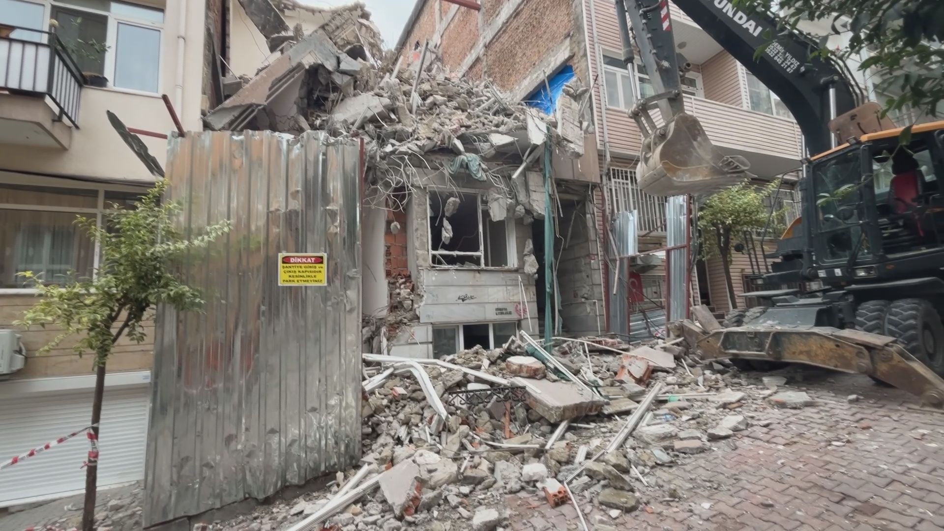 Beşiktaş’ta kentsel dönüşüm yıkımında korkutan an: Bitişik apartman tahliye edildi - Görsel 3
