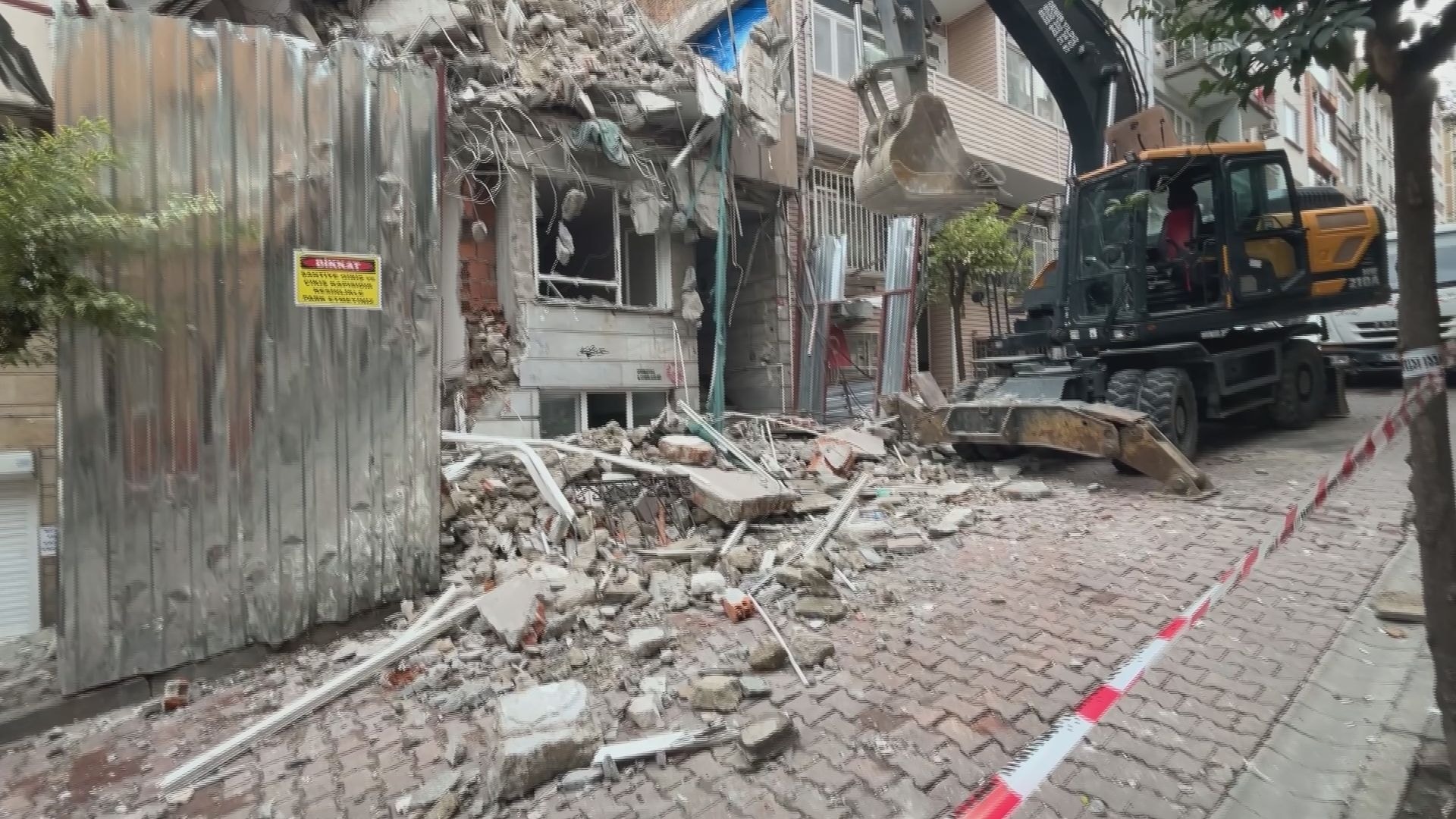 Beşiktaş’ta kentsel dönüşüm yıkımında korkutan an: Bitişik apartman tahliye edildi - Görsel 4