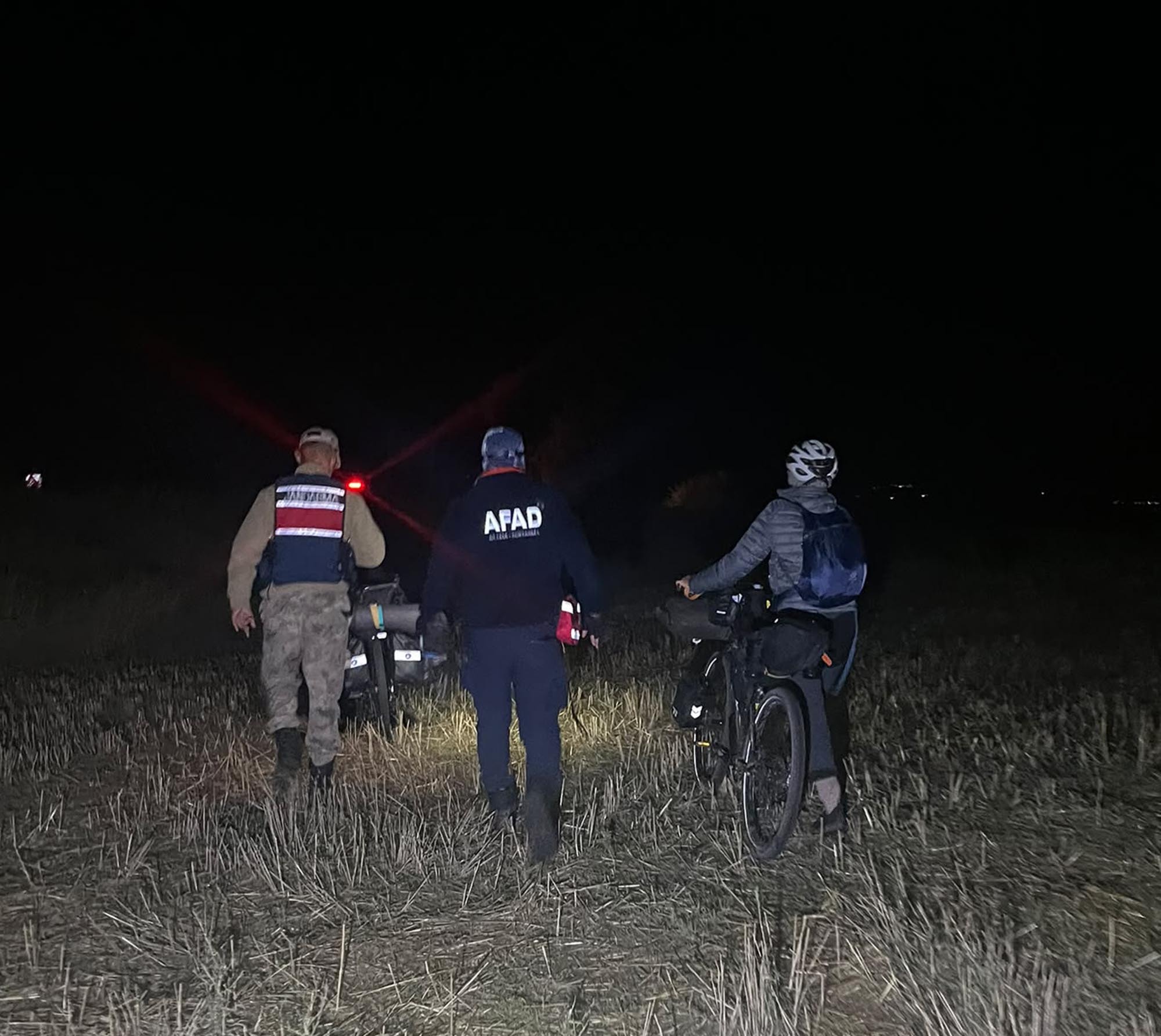 Bisikletleriyle gezerken yolunu kaybeden 2 turist bulundu - Görsel 2