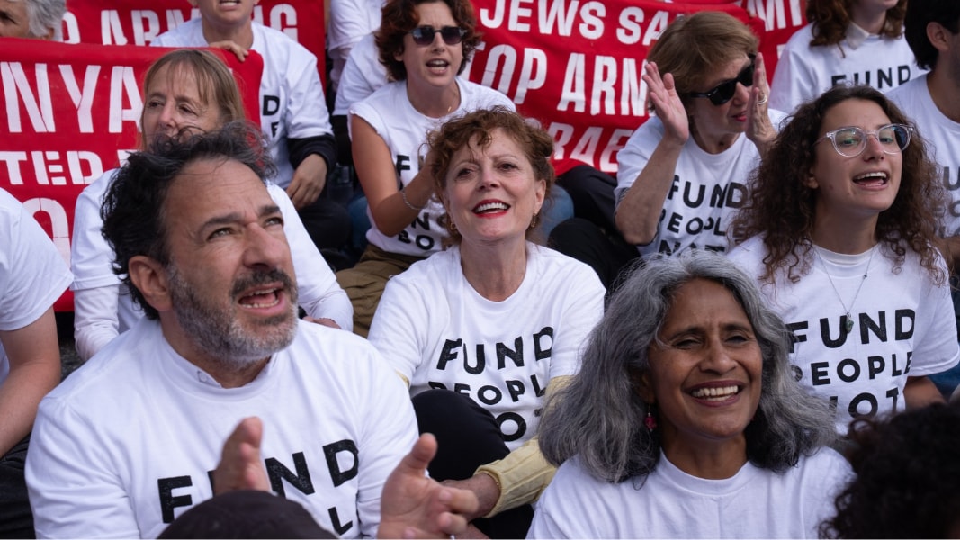 BM önünde Netanyahu protestosu büyüdü: Oscar ödüllü oyuncu Susan Sarandon gözaltına alındı - Görsel 5