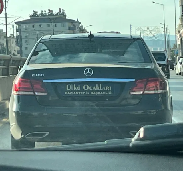 Bu plakalar kenti ayağa kaldırdı! Trafikte gören telefona sarıldı - Görsel 2