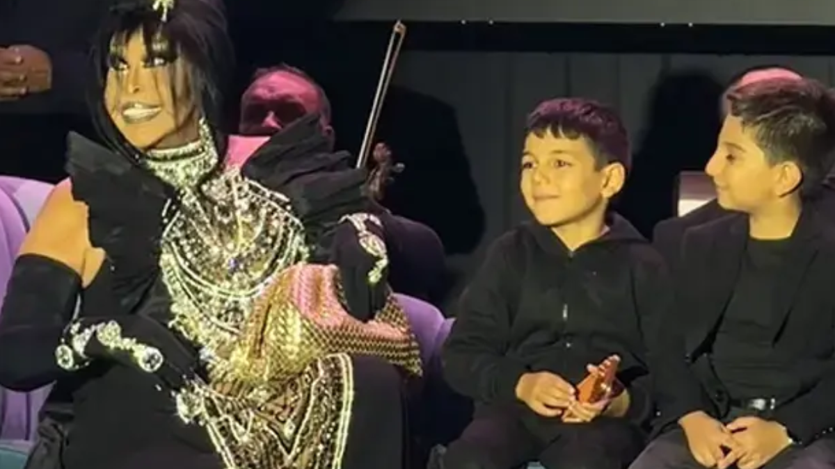 Bülent Ersoy sahnede çantasını açtı: İki çocuğa verdiği parayla gündem oldu - Görsel 2