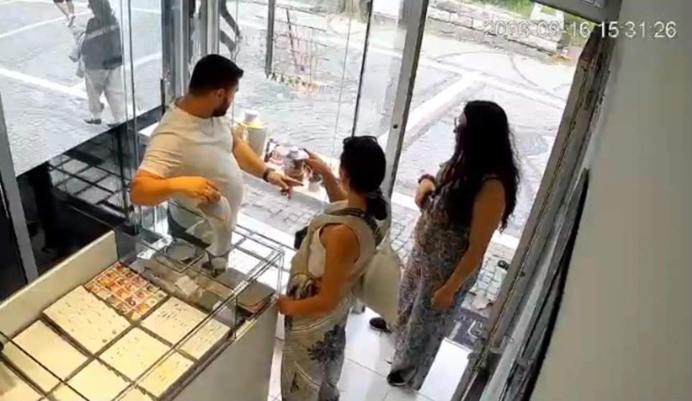 Bulgar iki kadının kuyumcuda akılalmaz hırsızlığı: Biri oyaladı, diğeri altınları çaldı - Görsel 4