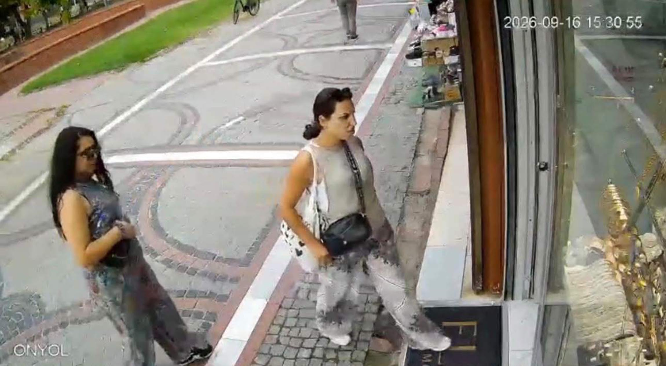 Bulgar iki kadının kuyumcuda akılalmaz hırsızlığı: Biri oyaladı, diğeri altınları çaldı - Görsel 3