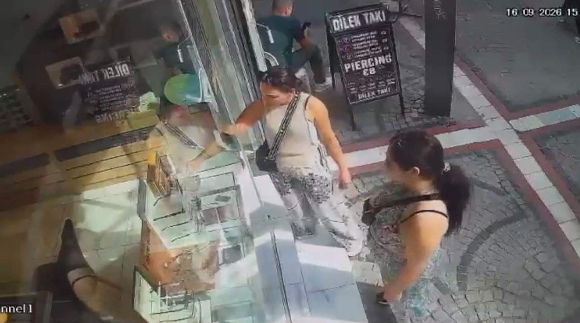 Bulgar iki kadının kuyumcuda akılalmaz hırsızlığı: Biri oyaladı, diğeri altınları çaldı - Görsel 2