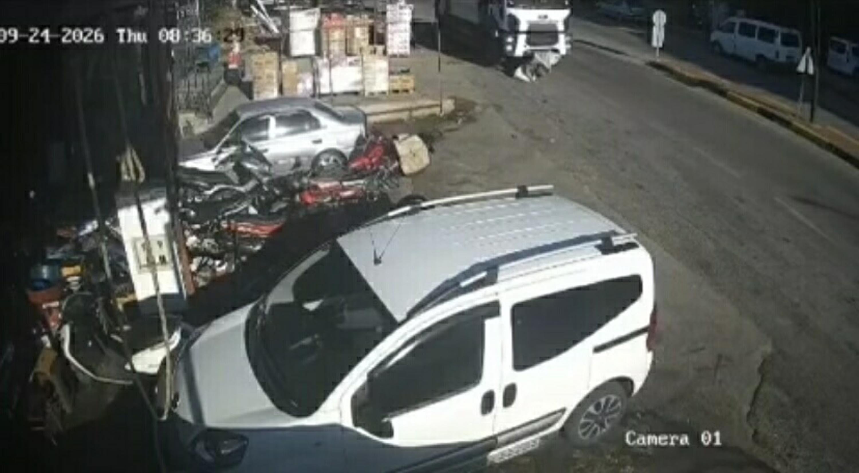 Çöp kamyonu hareket etti, hurda toplayıcısı altında kaldı - Görsel 1