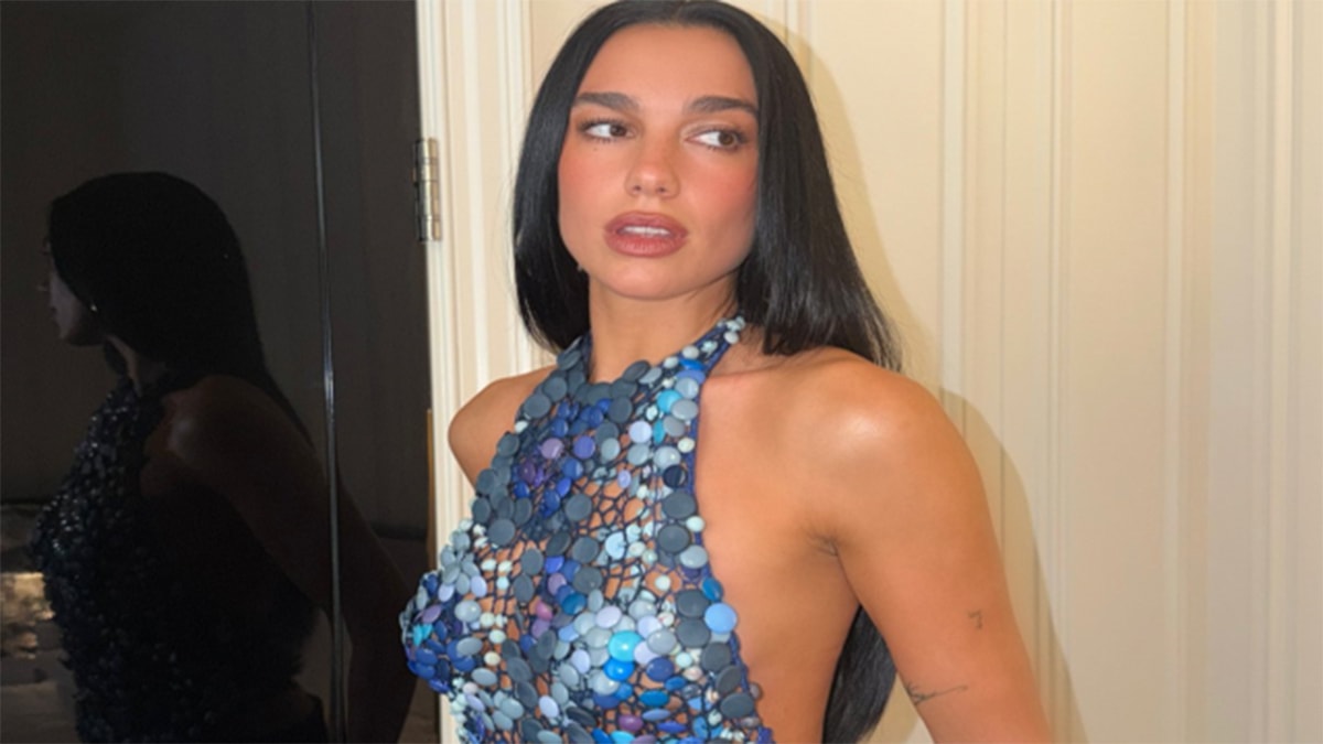 Dua Lipa'nın 740 parçadan oluşan elbisesi gündem oldu