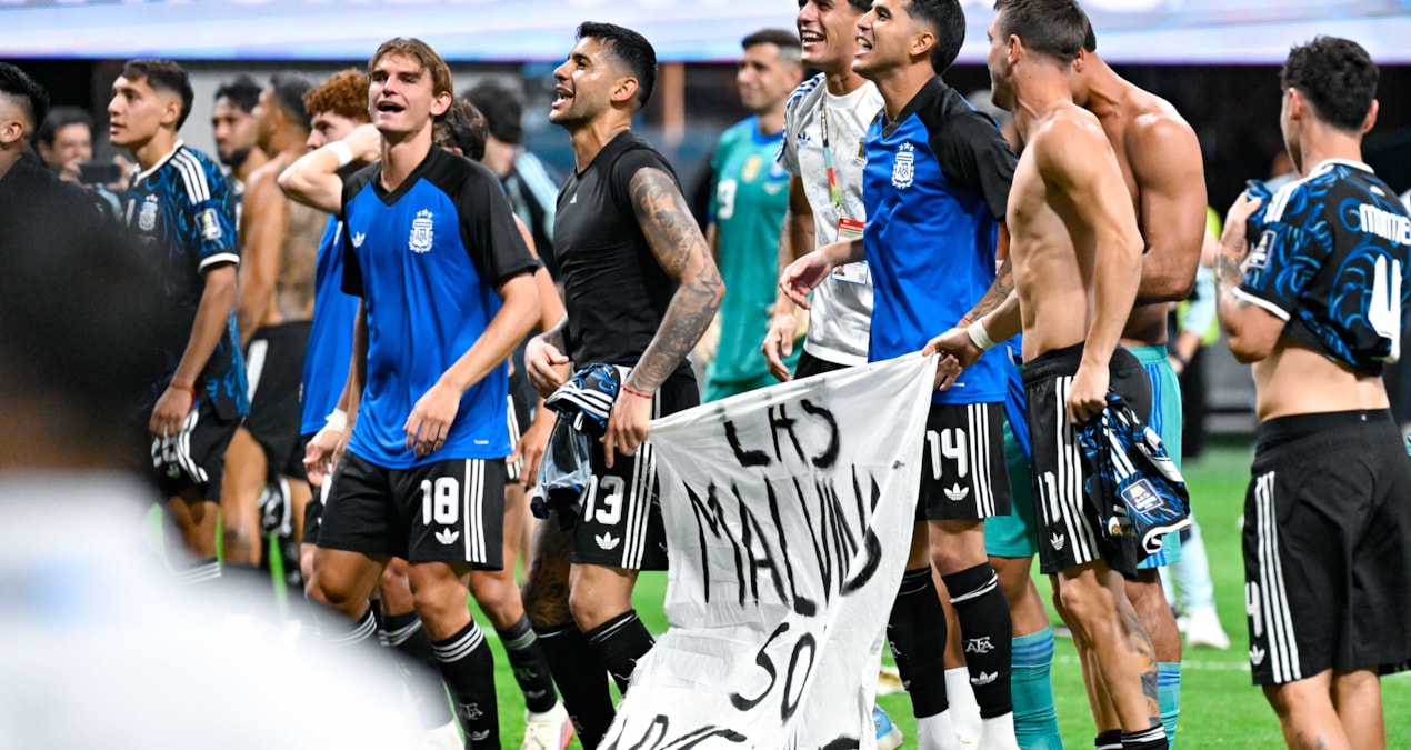 Dünya Kupası'ndaki pankart İngiltere'de kriz çıkarttı! Premier Lig'den atılacaklar - Görsel 1