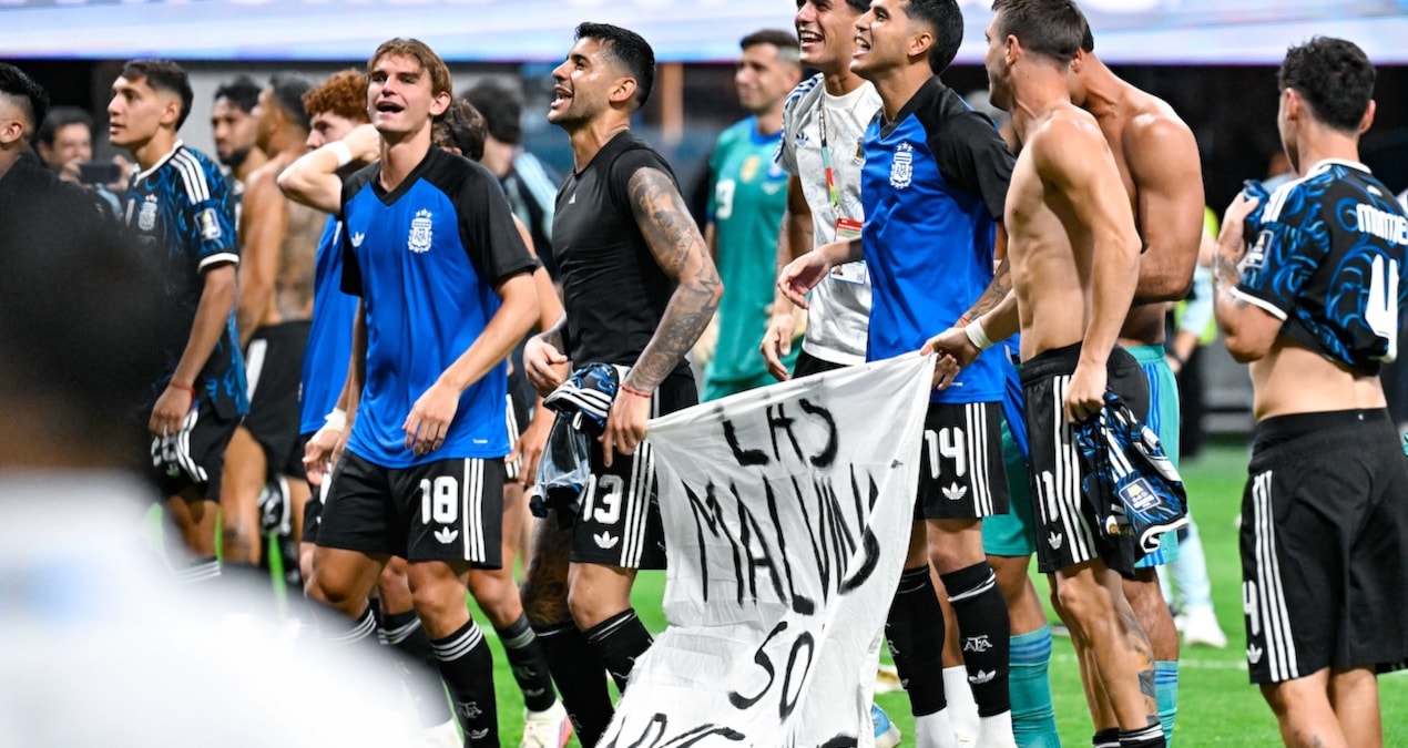 Dünya Kupası’nı karıştıran Falkland sloganının otel çarşafına yazılarak tribüne sokulduğu ortaya çıktı! FIFA çarşafa dolandı - Görsel 1