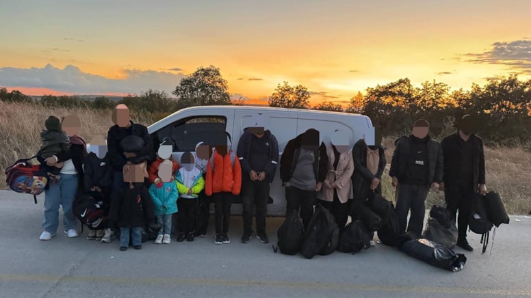 Edirne’de durdurulan araçta 15 kaçak göçmen yakalandı - Görsel 1