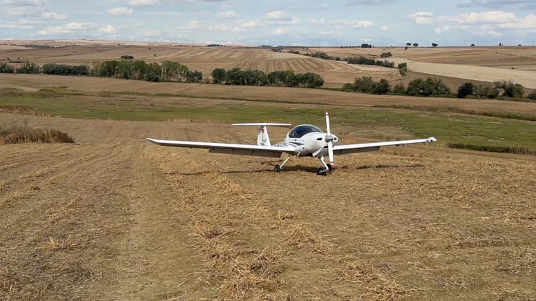 Eğitim uçağı motor arızası sonucu tarlaya iniş yaptı, pilotlar sağlık kontrolüne alındı - Görsel 1
