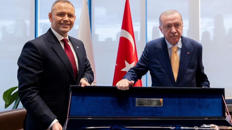 Erdoğan'ın tabanca verdiği liderden sürpriz hediye - Görsel 1