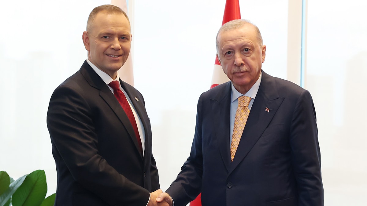 Erdoğan'ın tabanca verdiği liderden sürpriz hediye - Görsel 2