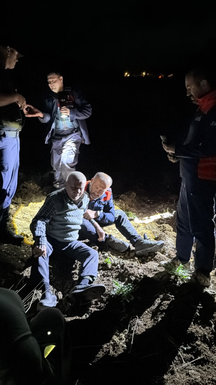 Evden çıktıktan sonra kaybolan yaşlı adam dağda uyurken bulundu - Görsel 3