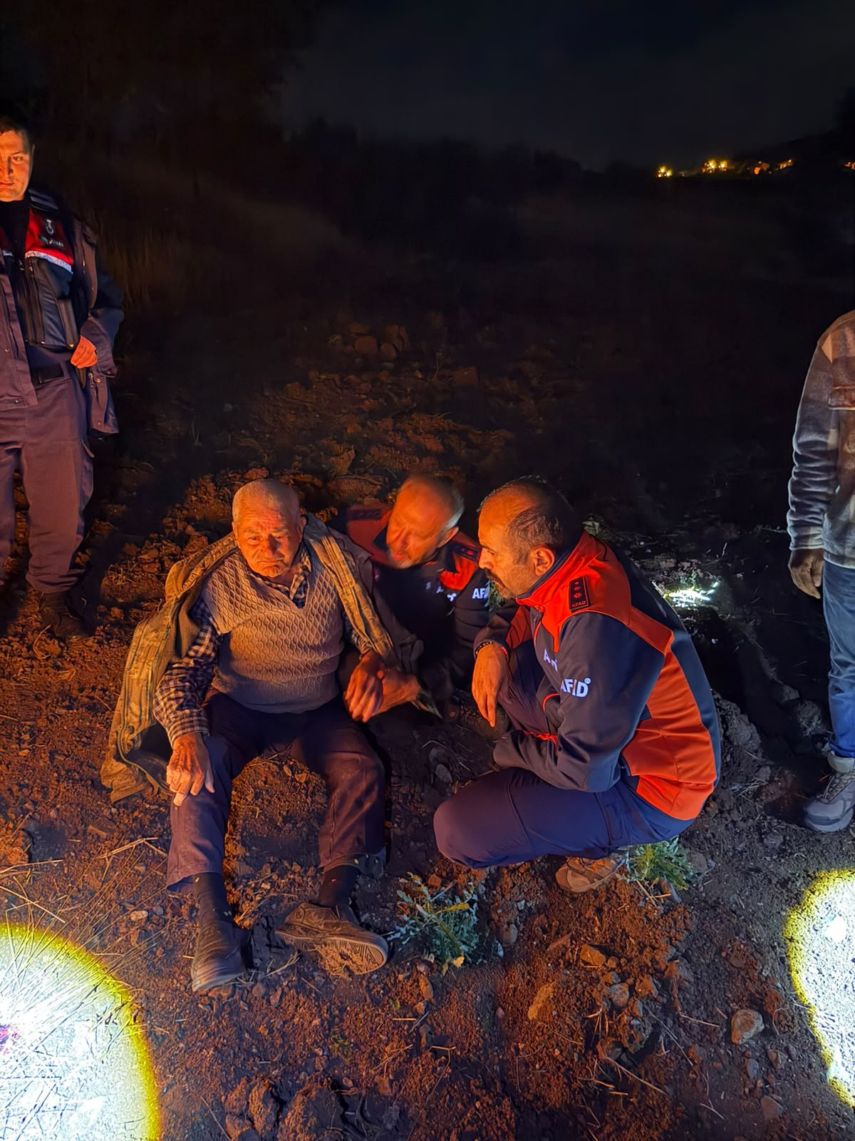Evden çıktıktan sonra kaybolan yaşlı adam dağda uyurken bulundu - Görsel 2
