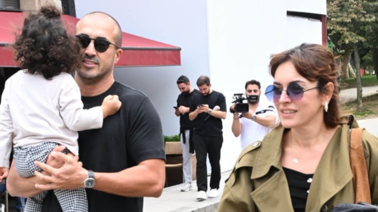 Ezgi Mola eski eşiyle görüntülendi: Oğulları Can'ı parka götürdüler - Görsel 1