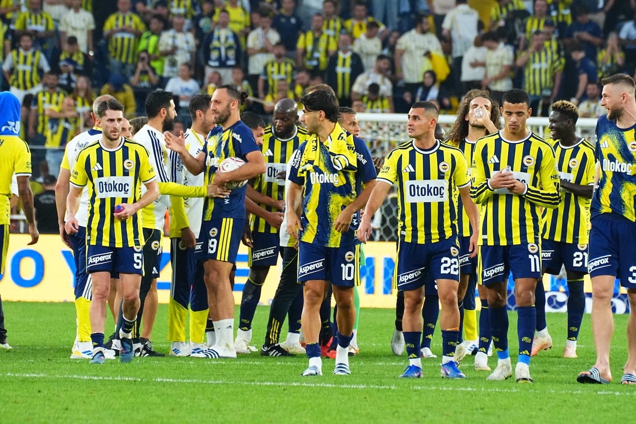 Galatasaray ve Beşiktaş’ın kaybettiği haftayı 8-0’lık Eyüp galibiyetiyle kapatan Kanarya’da yüzler güldü! Fener’e huzur geldi