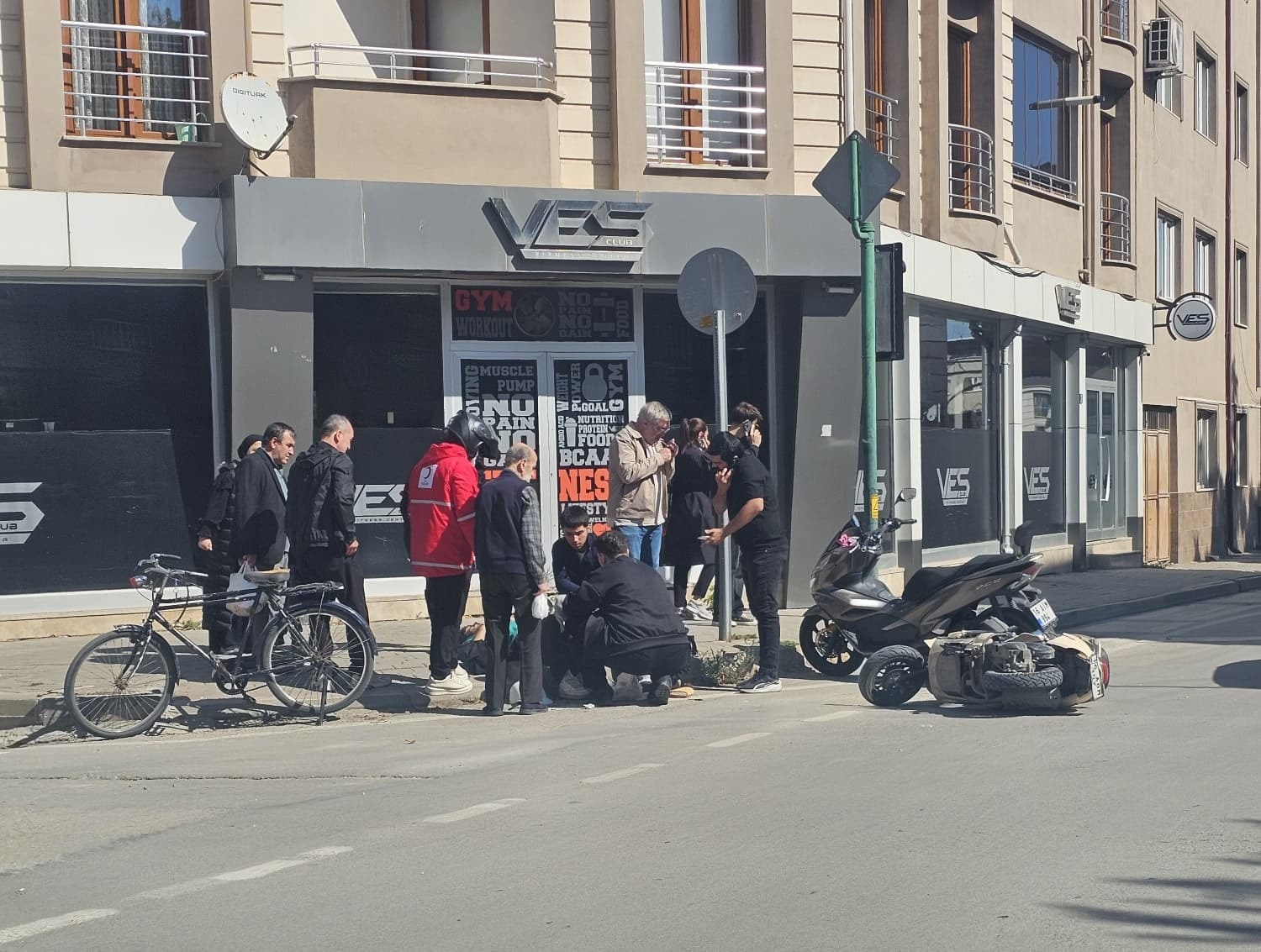 İnegöl'de trafik kazası: Motosiklet sürücüsü yaralandı, sedyedeki gözlüğü dikkat çekti - Görsel 3
