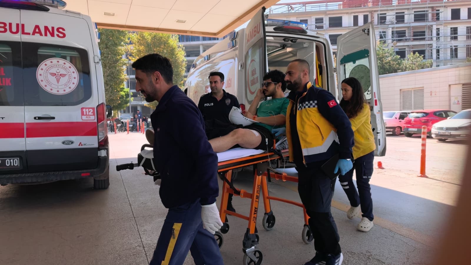 İnegöl'de trafik kazası: Motosiklet sürücüsü yaralandı, sedyedeki gözlüğü dikkat çekti - Görsel 2