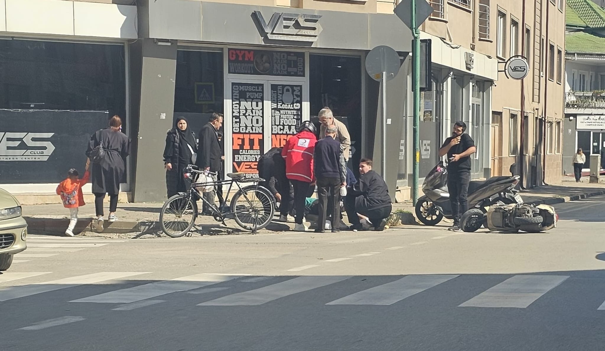 İnegöl'de trafik kazası: Motosiklet sürücüsü yaralandı, sedyedeki gözlüğü dikkat çekti - Görsel 4
