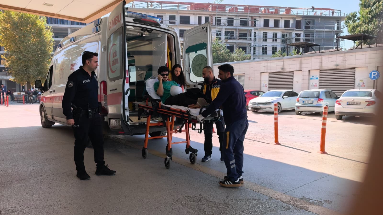 İnegöl'de trafik kazası: Motosiklet sürücüsü yaralandı, sedyedeki gözlüğü dikkat çekti