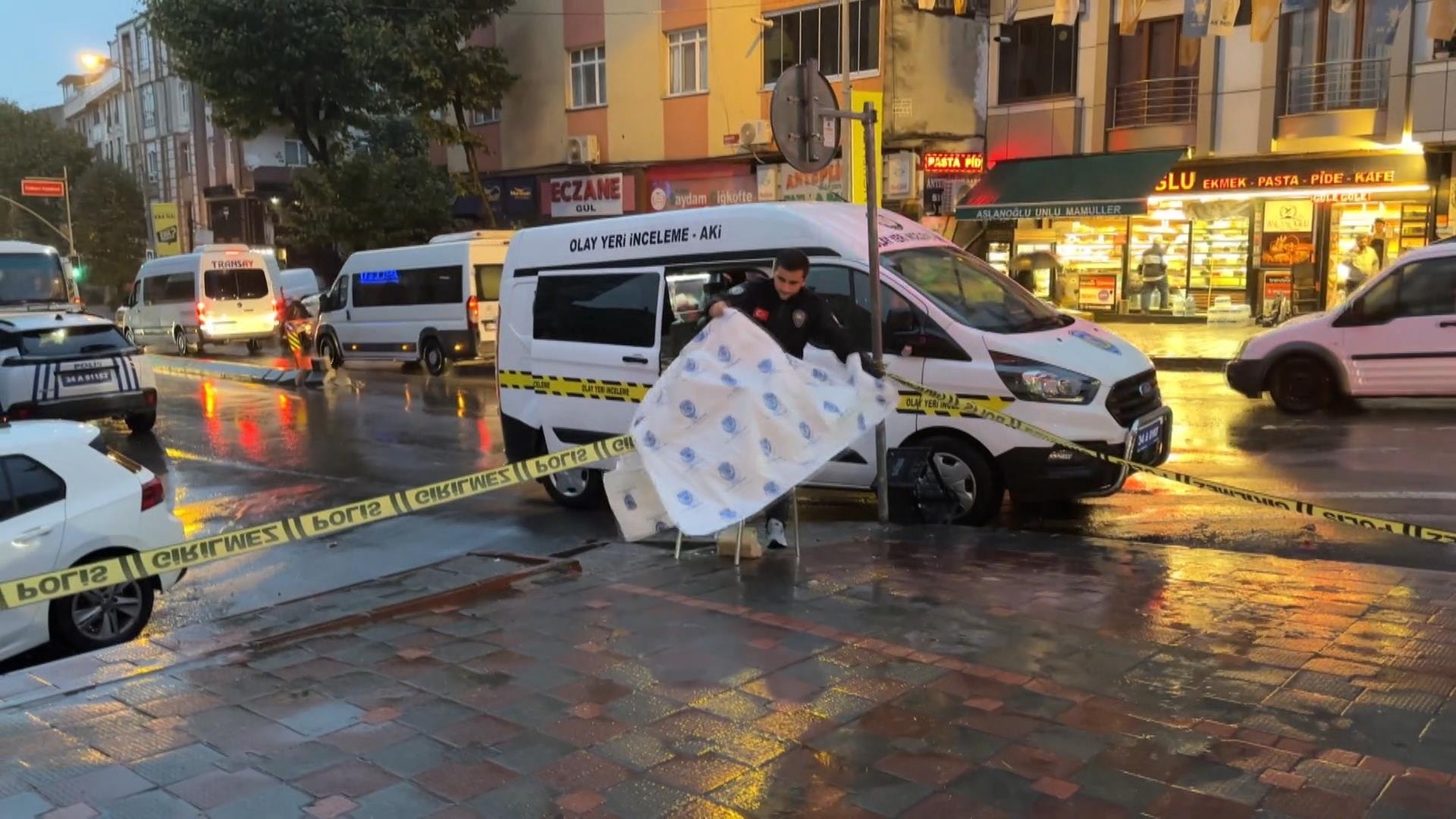 İstanbul'da dehşet! Camı kıramayınca iş yerinin önüne patlayıcı bırakıp kaçtılar - Görsel 1