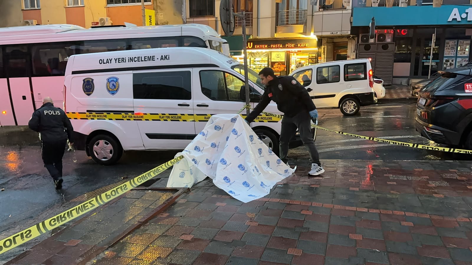 İstanbul'da dehşet! Camı kıramayınca iş yerinin önüne patlayıcı bırakıp kaçtılar - Görsel 3