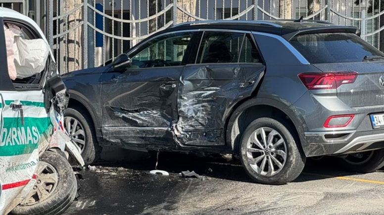 İstanbul'da jandarma aracı kaza yaptı! Yaralılar var - Görsel 1