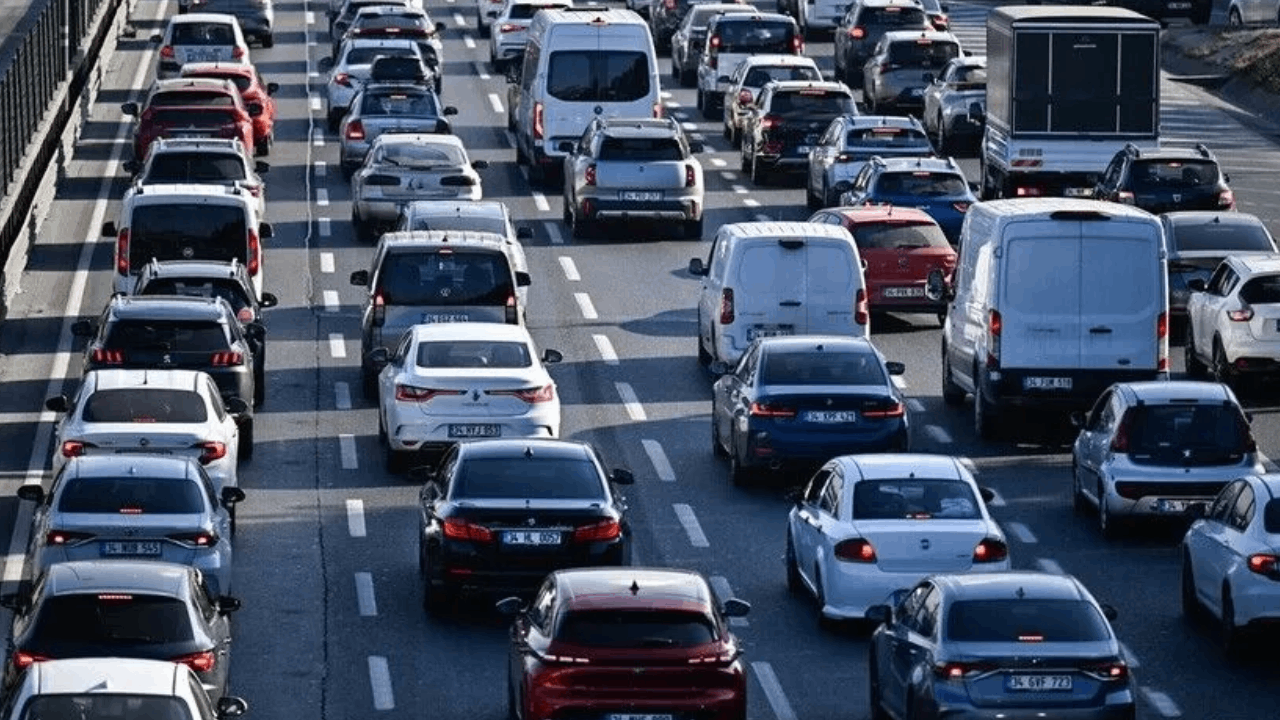 İstanbul'u yağmur vurdu, trafik çile oldu
