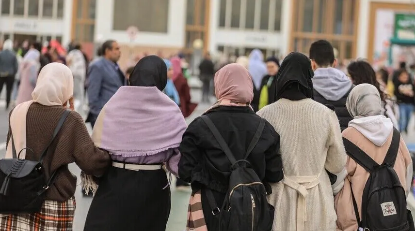 İtalya'da okullara burka ve nikap yasağı getirildi, göçmen öğrenci kotası belirlendi