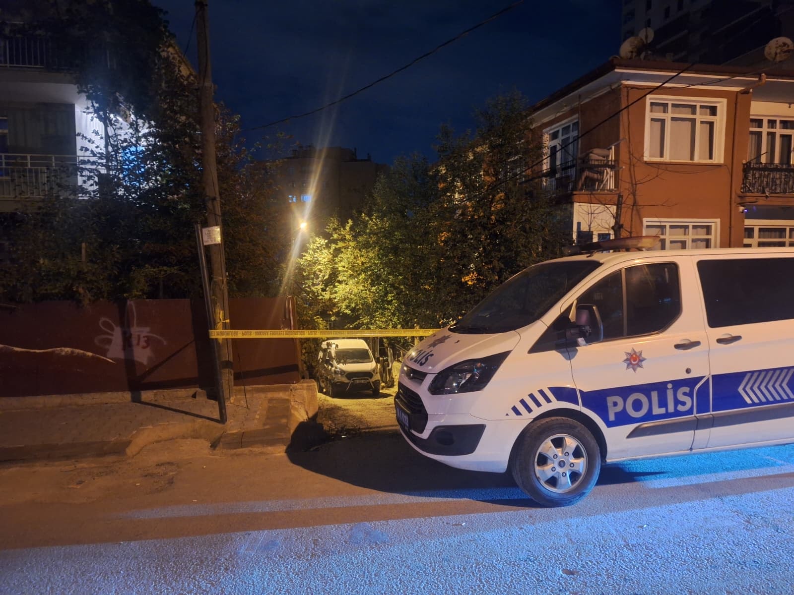 Kavga ve silah sesleri geldi; 3 kişi evde öldürülmüş halde bulundu - Görsel 2